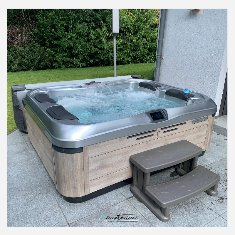 Un jacuzzi 3 places compact à Roedgen, Luxembourg Rêv'extérieur