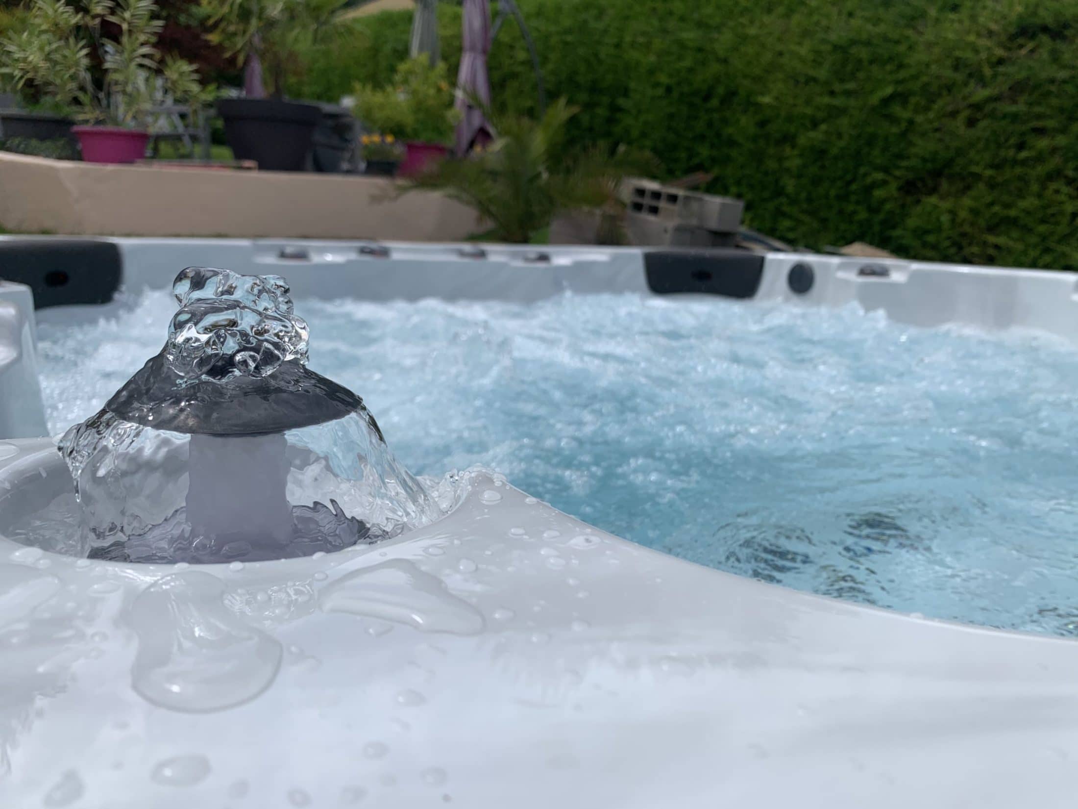 Un jacuzzi 6 places à Manderen, Luxembourg Rêv'extérieur