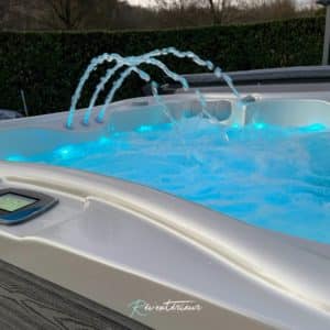 jacuzzi 4 places Canadian Spa International
