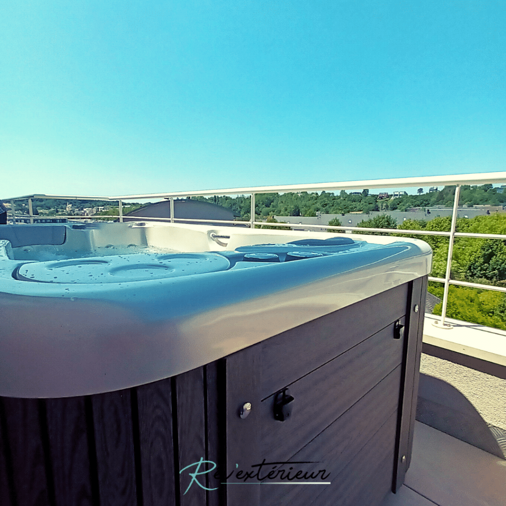 Un spa sur un balcon