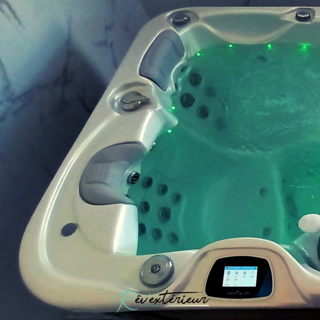 Un spa/jacuzzi 3 places