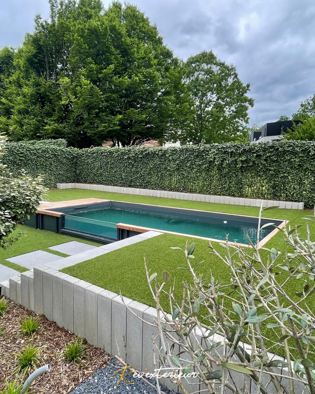 Lire la suite à propos de l’article Piscine semi-enterrée = jardin magnifique !