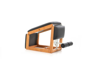 Banc d'abdominaux 3 en 1 design en bois. TriaTrainer en Frêne et Cuir Véritable. Il dispose de repose-pieds ajustable et permet la réalisation d'une multitude d'exercices.