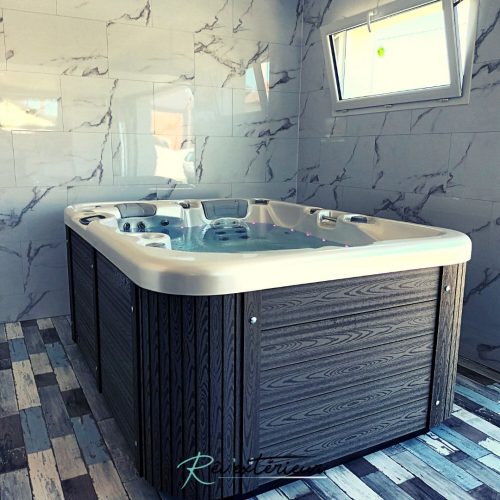 Un spa/jacuzzi 3 places