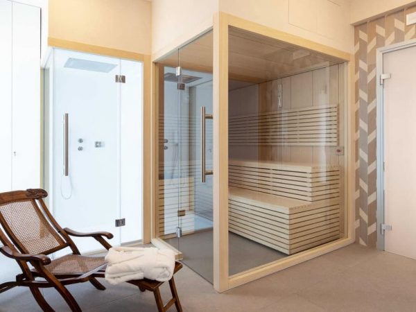 sauna finlandais moderne vitré